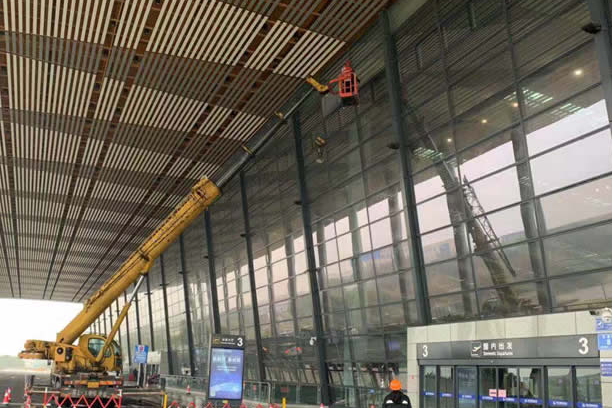 鹤峰玻璃幕墙维护和保养